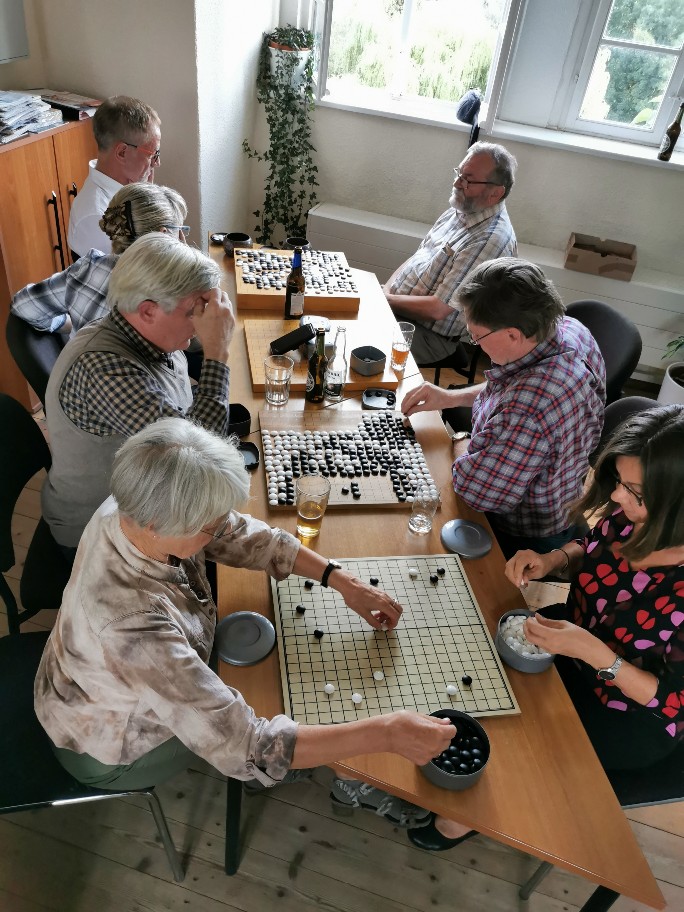 室内に移動して碁を打つドイツ人