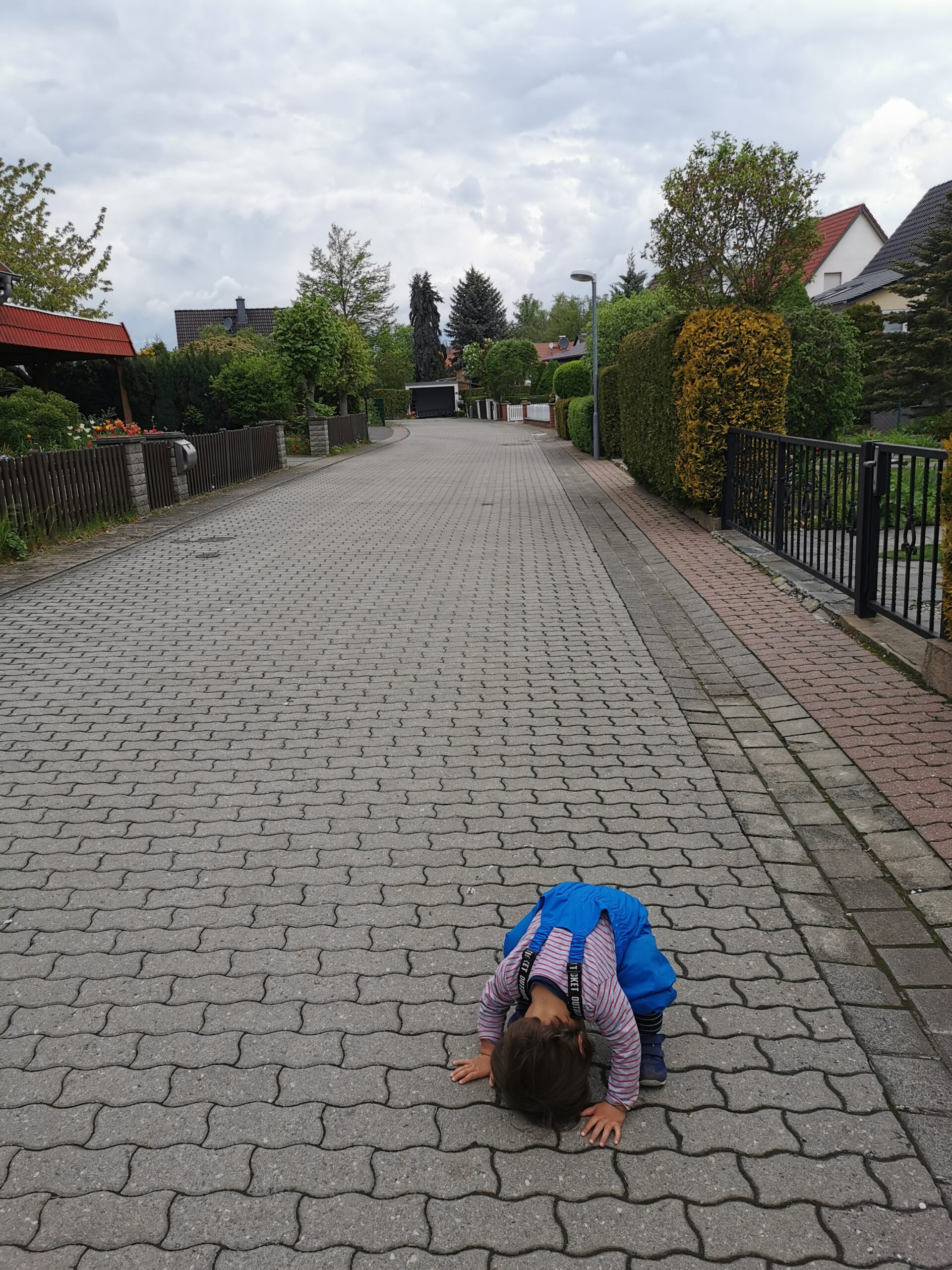 道のど真ん中でごめんねポーズをする子ども